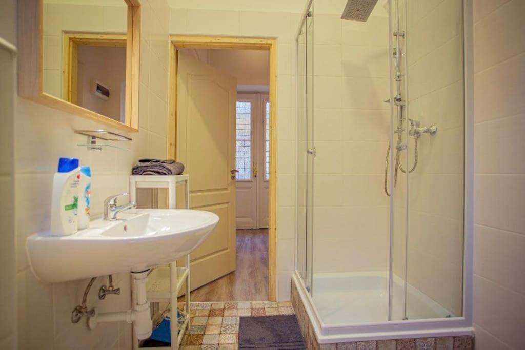 Cosy 2 Bedroom Flat In Akacfa St., Sol Будапеща Екстериор снимка