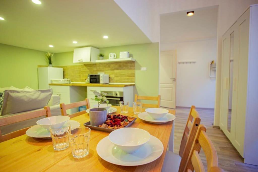 Cosy 2 Bedroom Flat In Akacfa St., Sol Будапеща Екстериор снимка